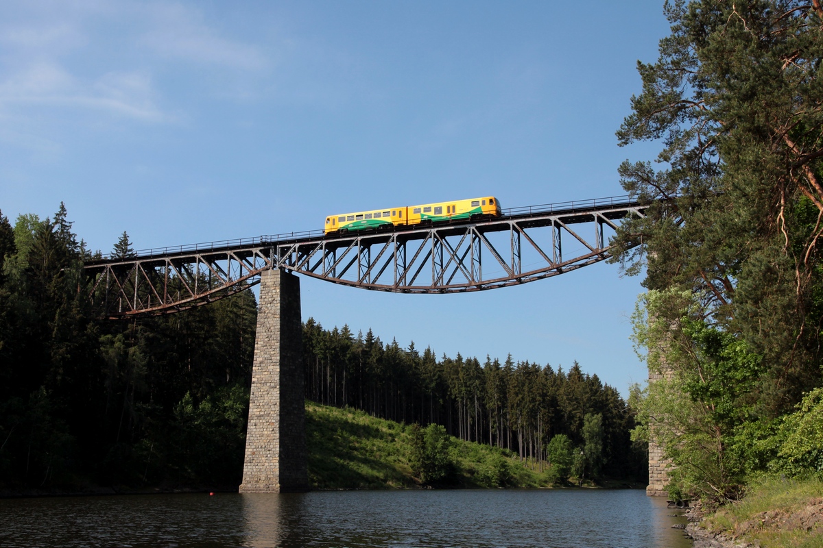 914/814 303 als Os27314 (Plzeň hl.n. - Bezdružice) auf dem Viadukt über den Hracholusky bei Pňovany am 04.06.2015