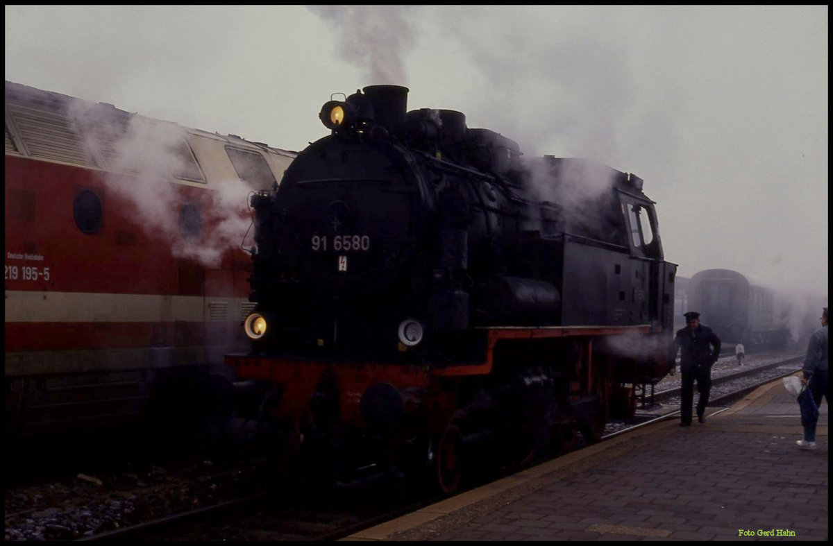 916580 am 25.01.1992 bei starkem Nebel morgens im Bahnhof Eisenach.