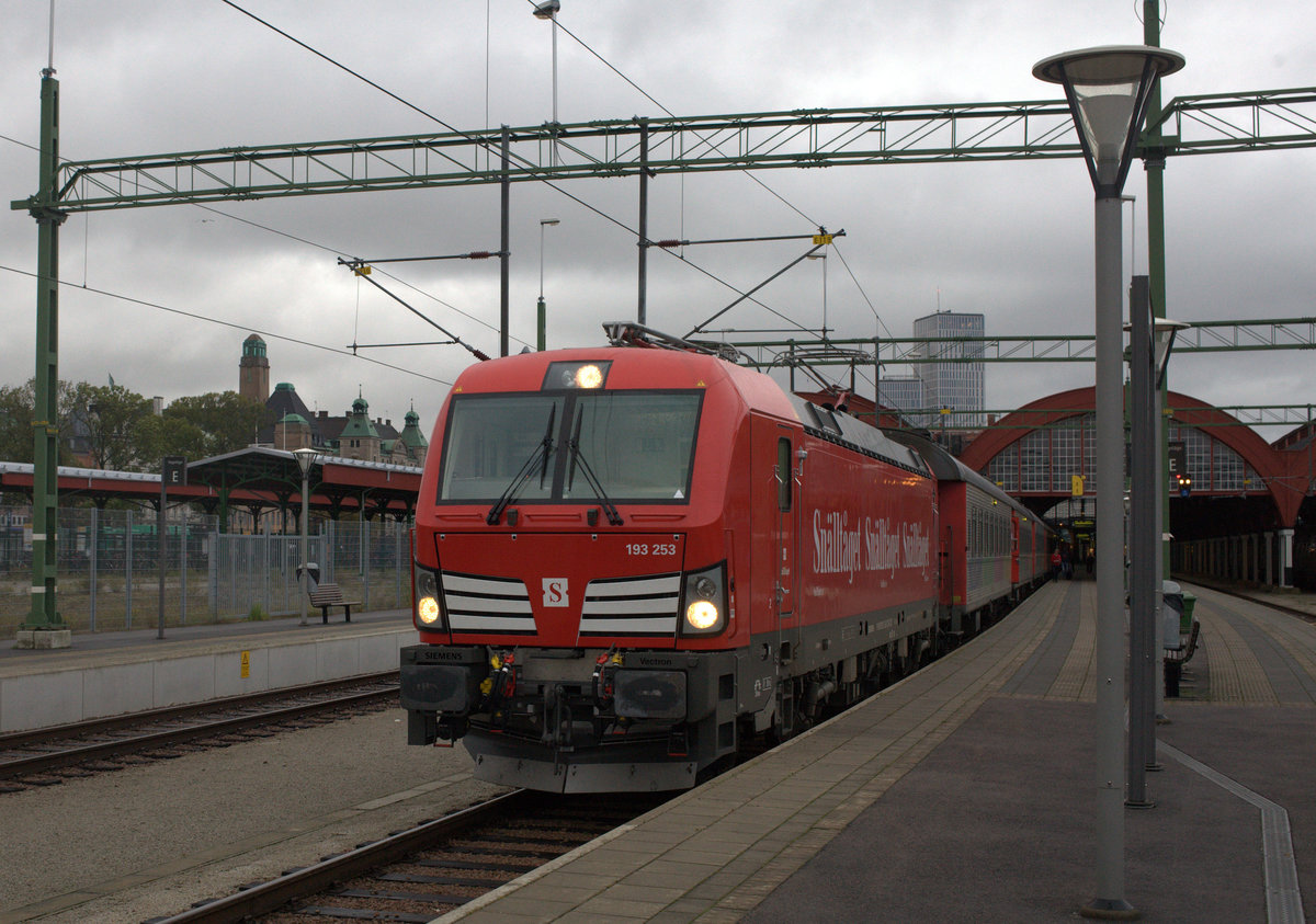 9180 6 193 253 der European Lokomotiv Leasing mit dem Snälltaget 3940 von Malmö nach Stockolm. 22.10.2016 08:33 Uhr. Lokomotive  am Frontfenster ausgerichtet.