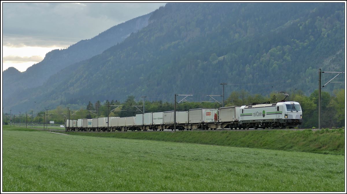 9185 4476 451-0 mit dem täglichen Getränkezug zwischen Felsberg und Chur. (21.04.2020)