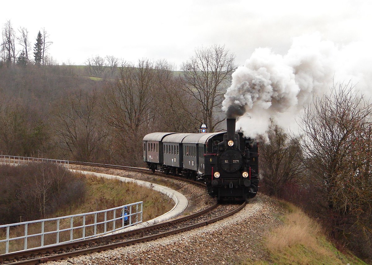 92 2271 bespannte am 08.12.2018. die Nikolo-Sonderzüge von Zwettl nach Schwarzenau und zurück und von Zwettl nach Waldhausen und zurück. Die Aufnahme zeigt den Nachmittag- Dampfbummelzug von Zwettl nach Waldhausen kurz nach der Abfahrt von Bf. Zwettl.
Zwettl 08.12.2018.