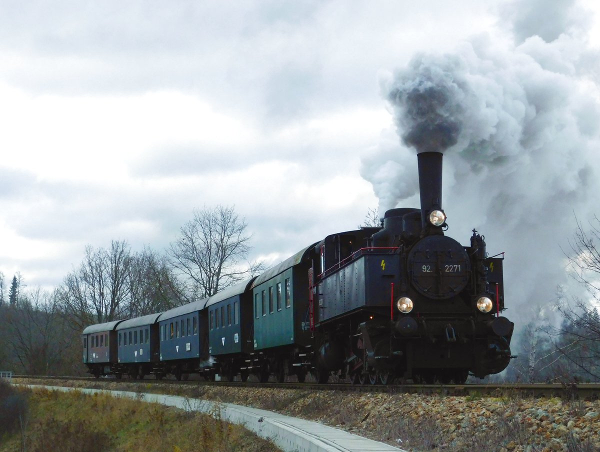 92 2271 bespannte am 08.12.2018. die Nikolo-Sonderzüge von Zwettl nach Schwarzenau und zurück und von Zwettl nach Waldhausen und zurück. Die Aufnahme zeigt den Nachmittag- Dampfbummelzug von Zwettl nach Waldhausen kurz nach der Abfahrt von Bf. Zwettl. Das Foto ist von Márk Németh.
Zwettl  08.12.2018. 