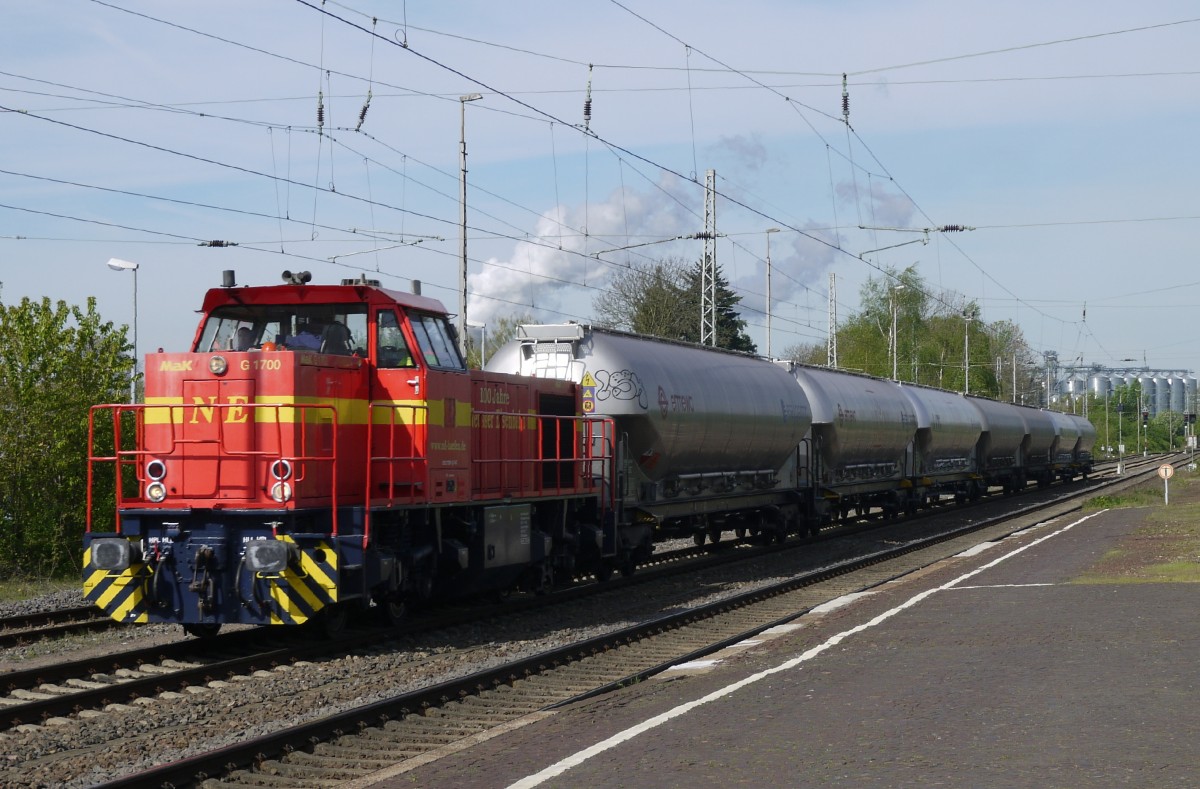 92 80 1277 809-0 D-RHC, die ehemalige Lok VIII der Neusser Eisenbahn ist mit einem Kesselwagenzug in den Abzweig der RWE im Bf Rommerskirchen eingefahren (17.4.14).
