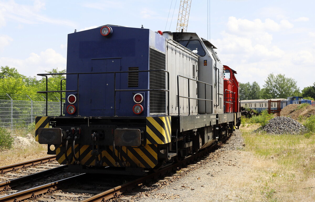 92 80 1293 515-3 D ESLNL über den Zaun   des Weksgeländes WISAG  abgelichtet, wenig später wird der Fotograf die Lok wieder treffen. 15.06.2023  12:58 Uhr.