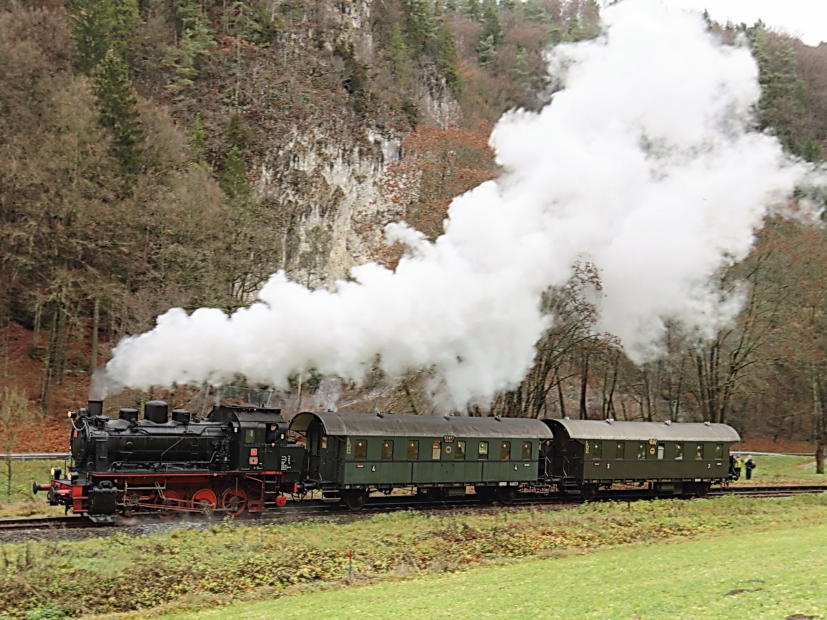 92 994-7 auf der Strecke zwischen Behringsmühle und Ebermannstadt (im oberfränkischen Landkreis Forchheim) am 15. November 2015. 