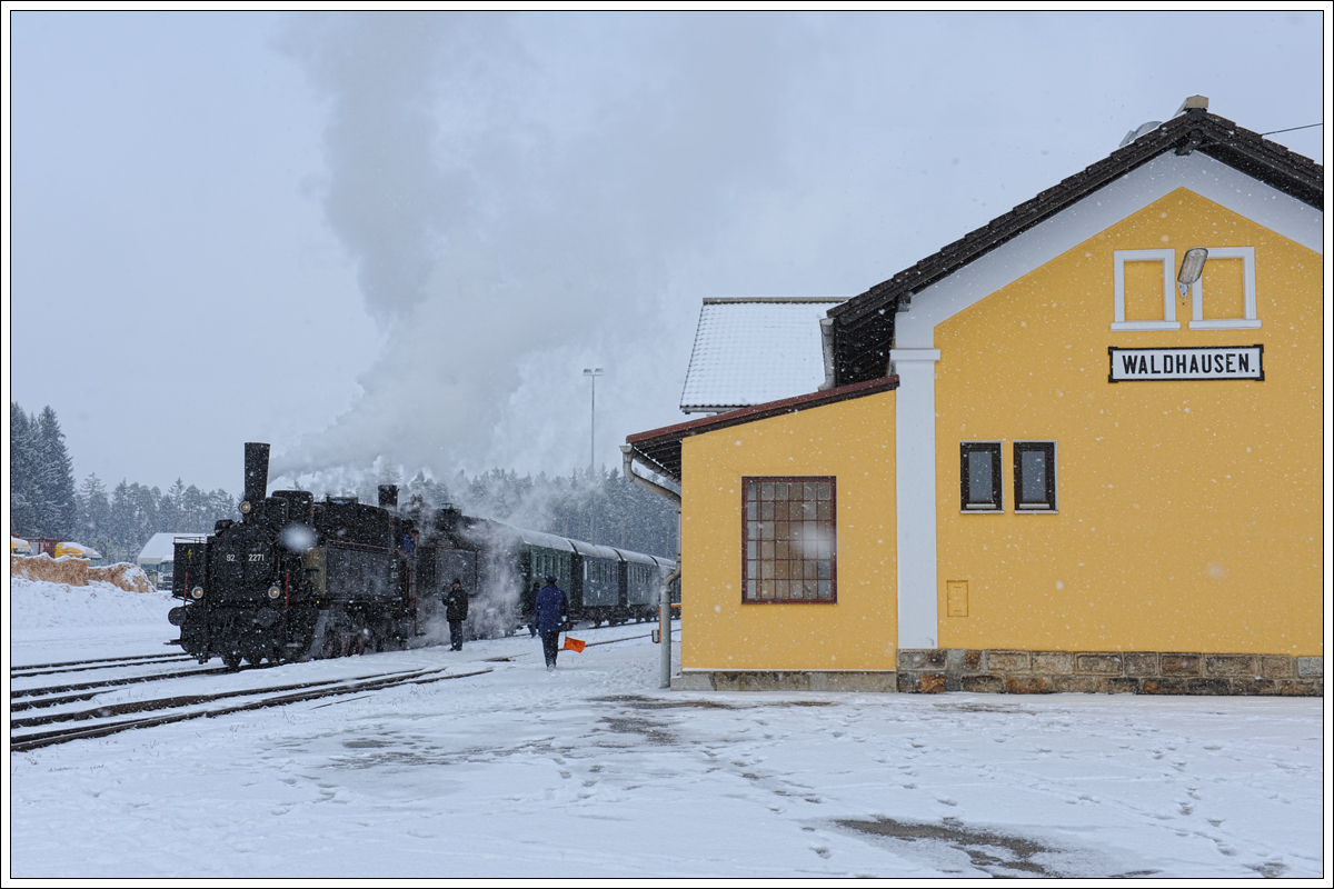 92.2271 vom MLV als Vorspann vor 93.1420 am 10.2.2013 als NF 95405, aufgenommen in Waldhausen.