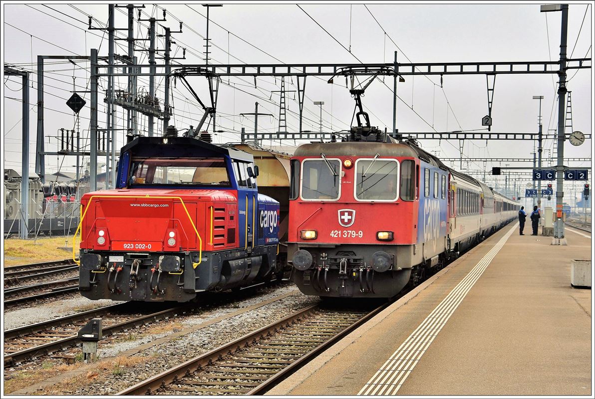 923 002-0 und EC 196 mit Re 421 379-9 in St.Margrethen. (14.02.2017)
