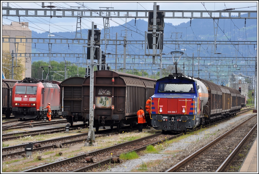 923 008-7 bringt volle Redbull Wagen aus Widnau nach St.Margrethen und 185 085-8 übernimmt den nächsten vollen Zug nach Konstanz. (22.04.2014)