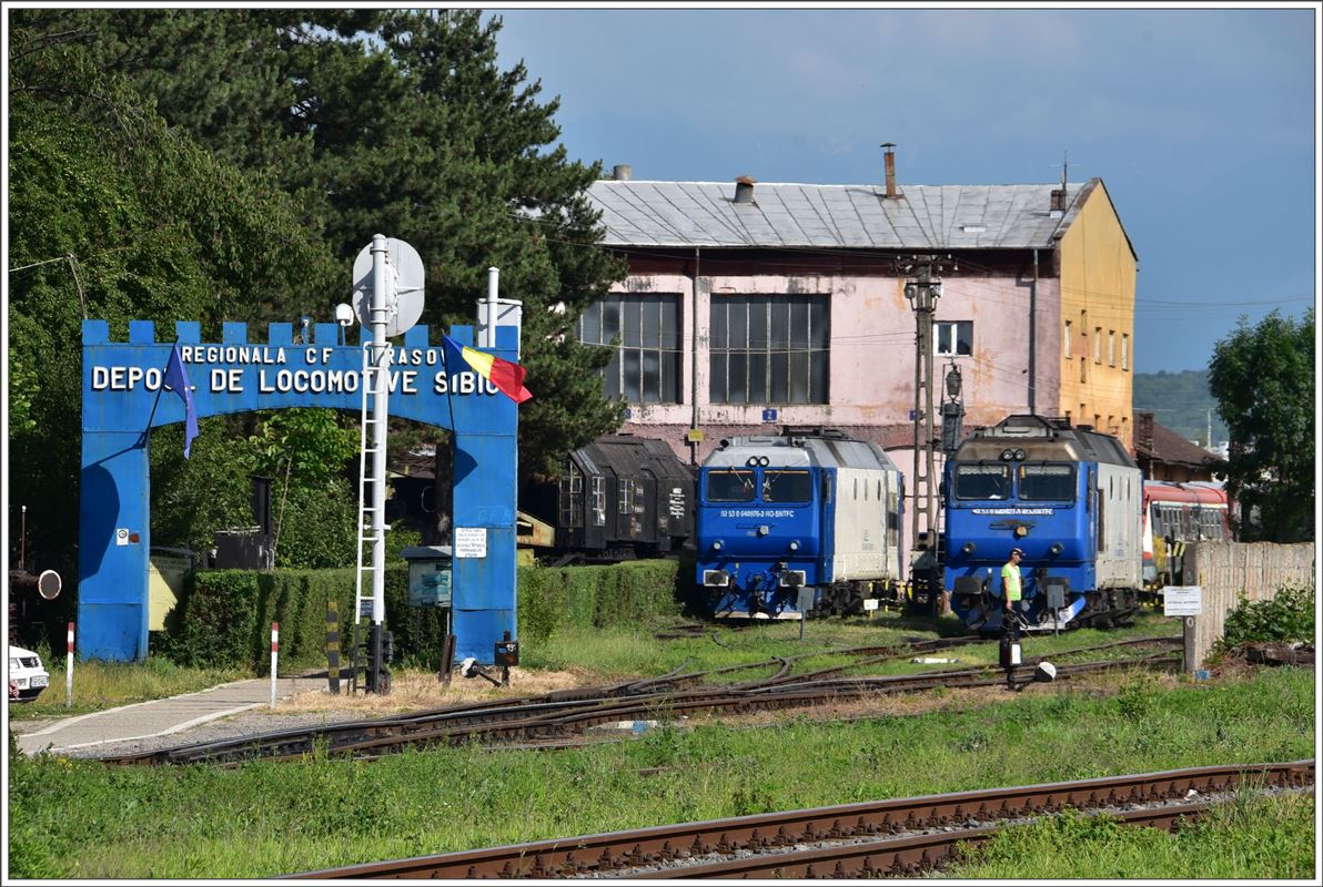 9253 0640 976-2 und 9253 0640 927-5 beim Eingang zum Depot und Museum Sibiu. (16.06.2017)