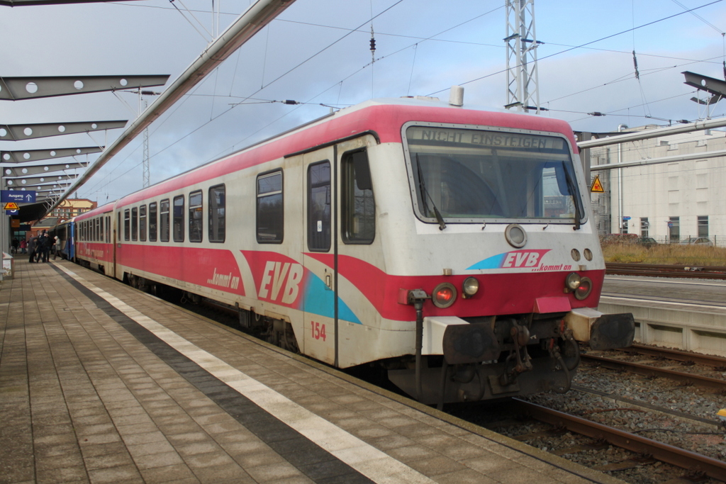 928 154-3 der Firma EVB Eisenbahnen und Verkehsbetriebe Elbe Weser GmbH kam am 12.12.2015 als Sonderzug von Bremervrde nach Rostock Hbf.