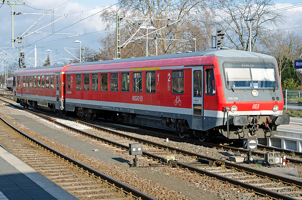 928 206-1 ( 95 80 0928 206-1 D-DB ), Düsseldorfer Waggonfabrik AG, Düsseldorf (DUEWAG) 88641, Baujahr 1987, Erst-Bw Kiel, Eigentümer: DB Regio AG,  Fahrzeugnutzer: DB Regio AG, Regio RheinNeckar, Bst Ludwigshafen (Rheinl), Bh Ludwigshafen / Rhein, 10.01.2014, Worms Hbf 
