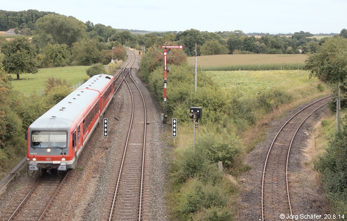 928 224 erreichte am 20.8.14 als RB nach Miltenberg den Bahnhof Blaufelden. Rechts biegt das Gleis nach Langenburg ab, das im Jahr zuvor von Eisenbahnfreunden reaktiviert wurde.