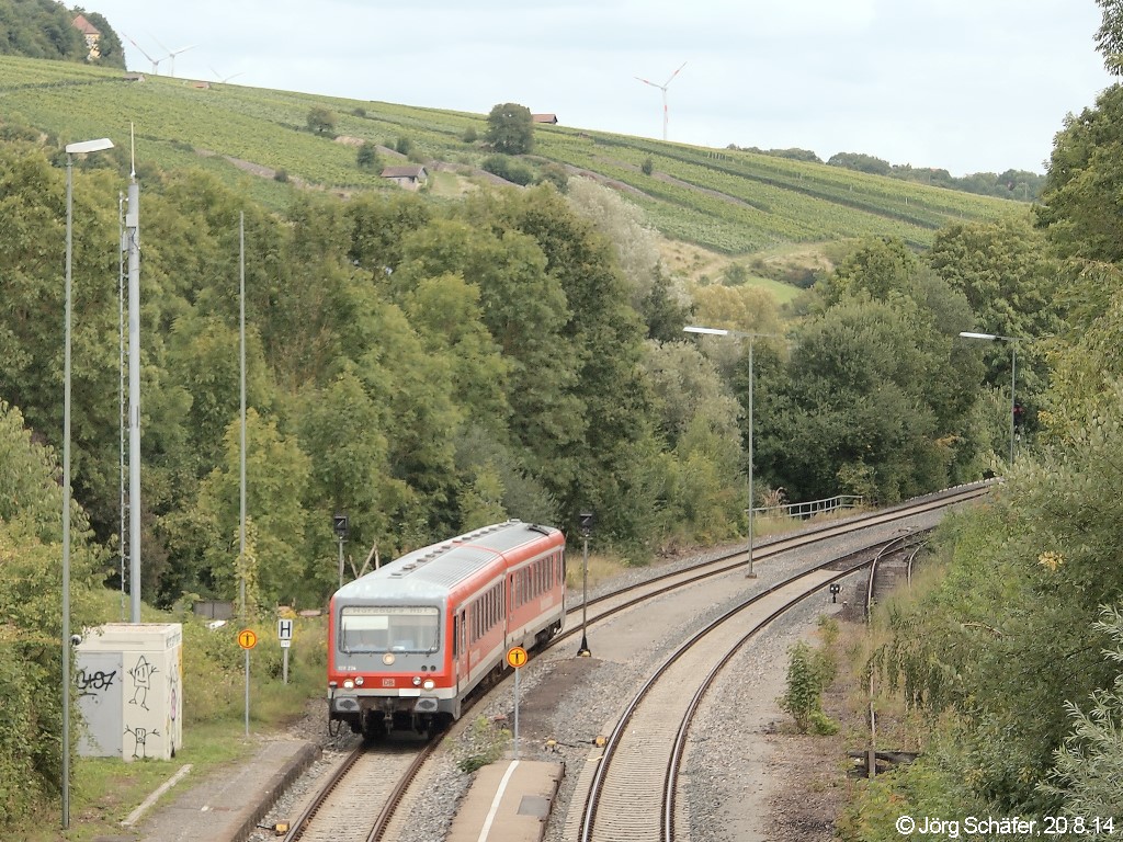 928 234 erreichte am 20.8.14 das Taubertal in Weikersheim. Links vom Triebwagen zweigte früher das Gleis der „Gaubahn“ nach Ochsenfurt ab, die bis Weikersheim an der Tauber entlang weiter fuhr.

