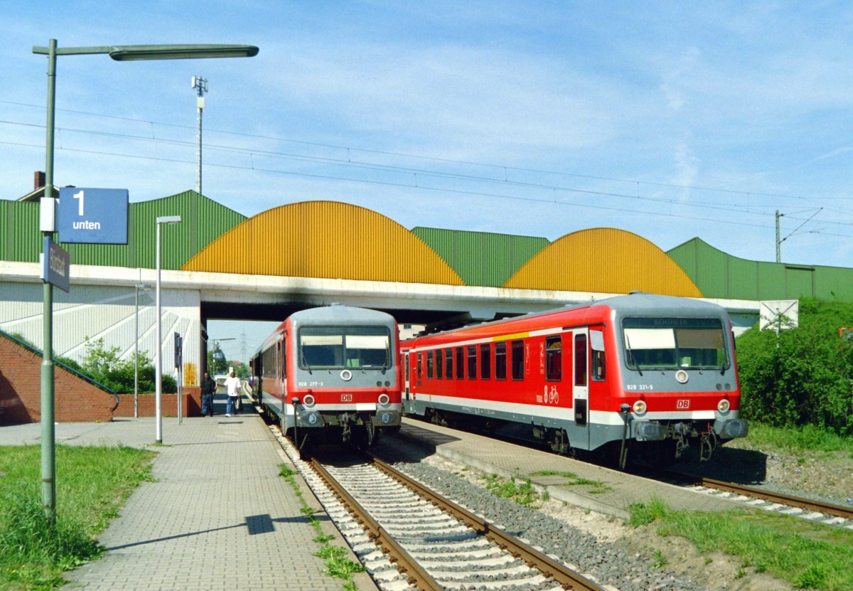 928 277 als RB 18165 (Bensheim–Worms) und 928 321 als RB 18166 (Worms–Bensheim) am 16.04.2007 in Brstadt