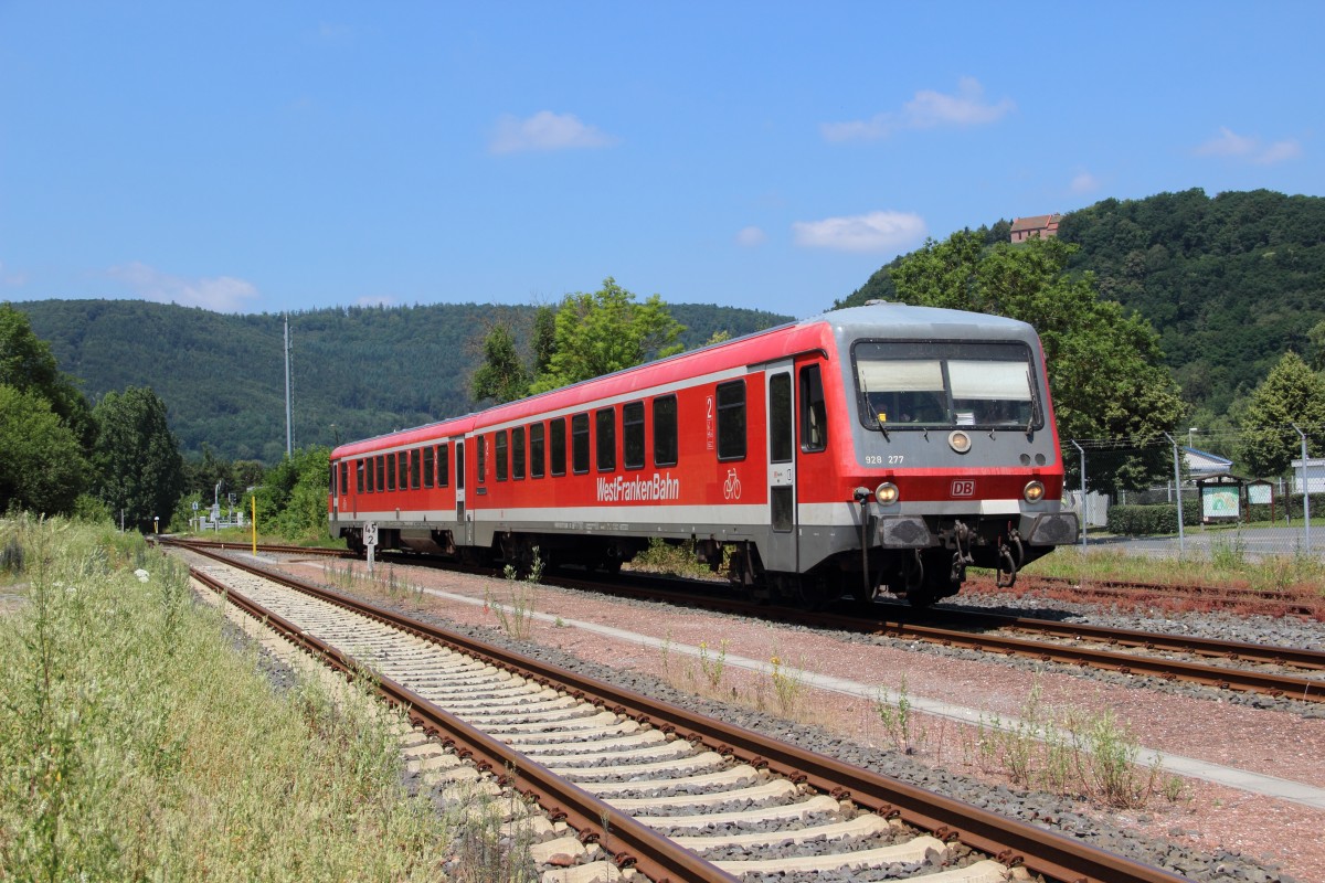 928 277 als RB 23611 (Miltenberg - Seckach) bei der Einfahrt in Amorbach am 15.07.13