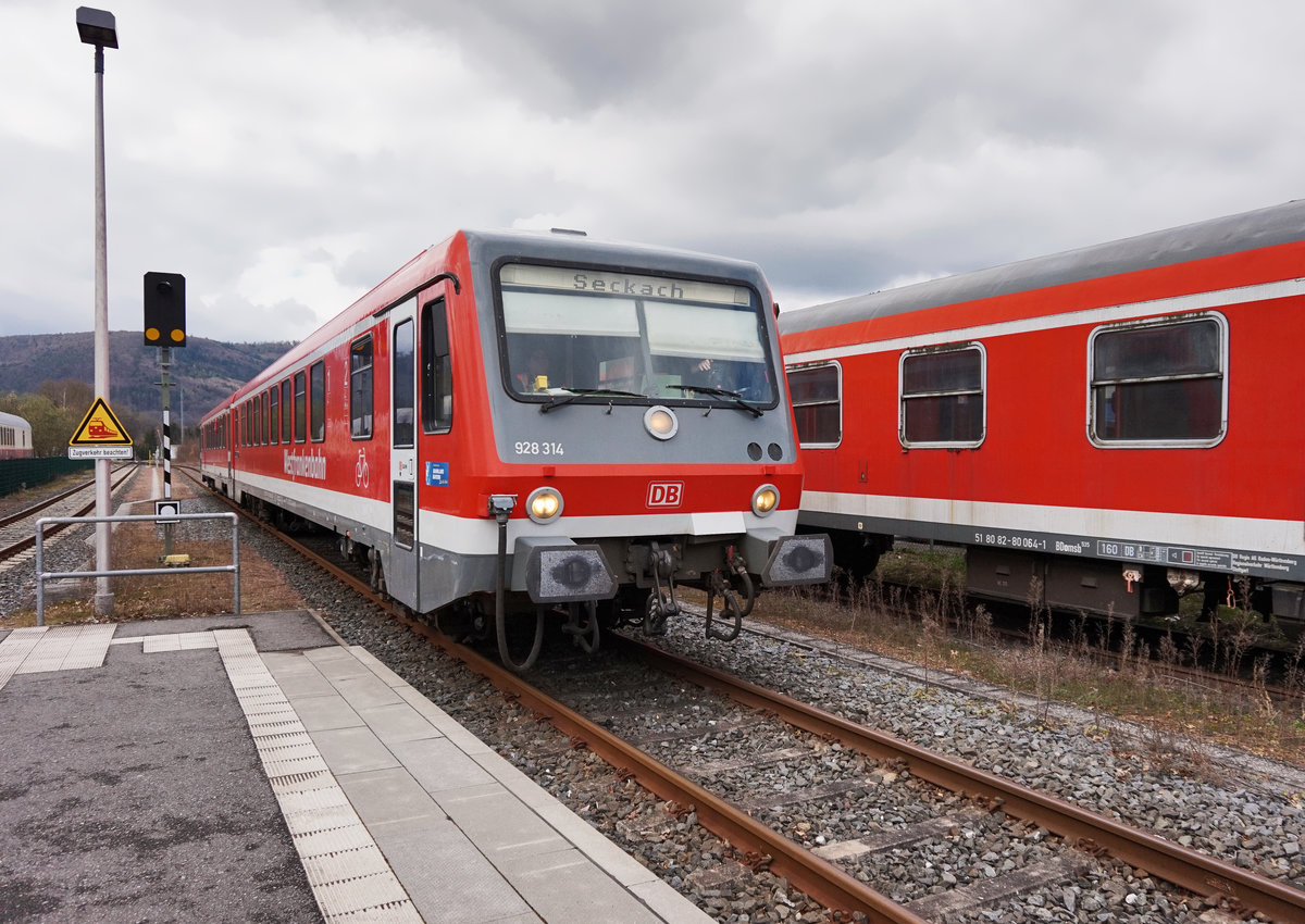 928 314 als RB 23613 (Miltenberg - Seckach), am 23.3.2016 bei der Einfahrt in Amorbach.