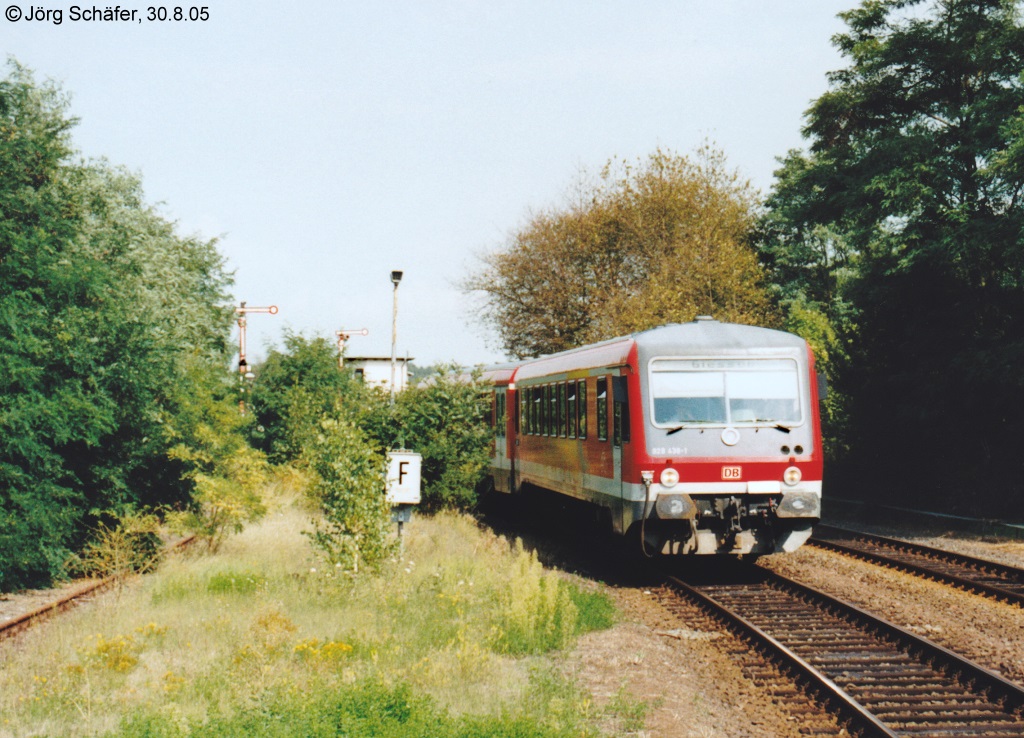 928 438 kam am 30.8.05 aus Alsfeld in Grnberg an. Die nicht mehr genutzten Gleise im stlichen Grnberger Weichenbereich waren noch nicht vollkommen berwuchert. 
