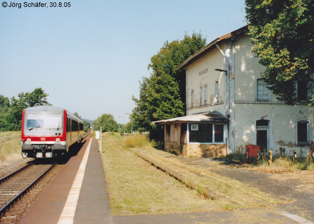 928 440 als RB nach Lauterbach in Renzendorf. Seit dem bergang des Betriebs von der DB an die HLB am 10.12.11 halten hier keine Personenzge mehr.
