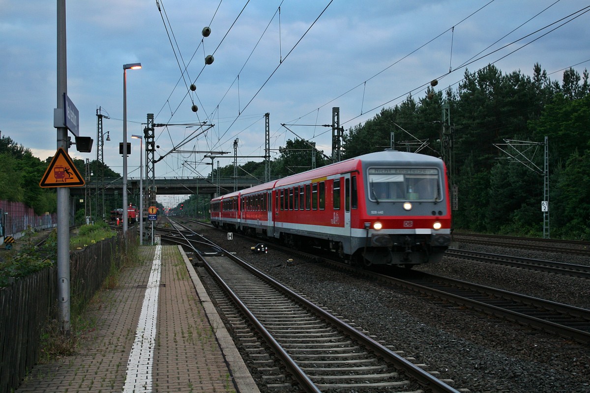 928 440 und ein weiterer VT628 waren am Abend des 20.06.14 als Lr auf dem Weg nach Frankfurt (Main). Hier konnte ich die Garnitur in Neu-Isenburg festhalten.
Bitte entschuldigt die auf Grund der schlechten Lichtverh�ltnisse entstande Bewegungsunsch�rfe.