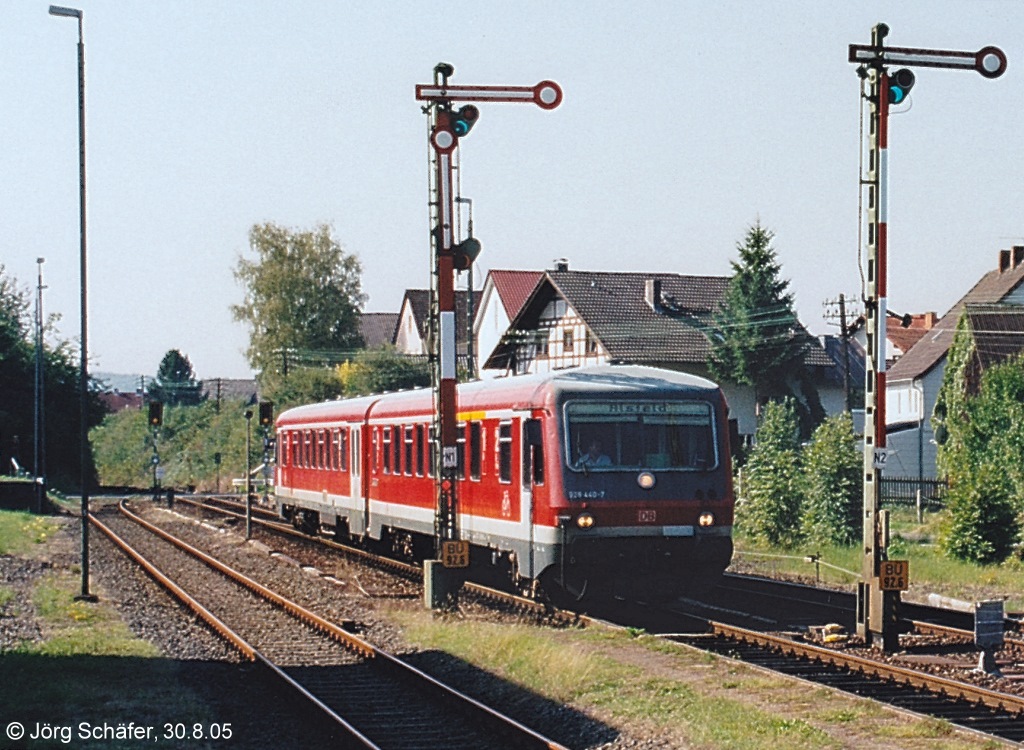 928 440 rollt am 30.8.05 als RB nach Alsfeld zwischen den Einfahrsignalen von Gro�enl�der hindurch.

