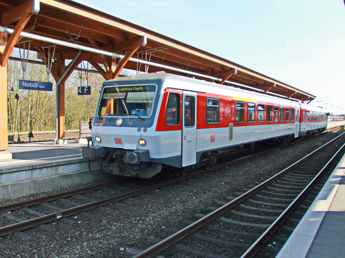 928 509 mit 628 509 als Sylt Shuttle plus am 18. April 2018 im Bahnhof Niebüll.