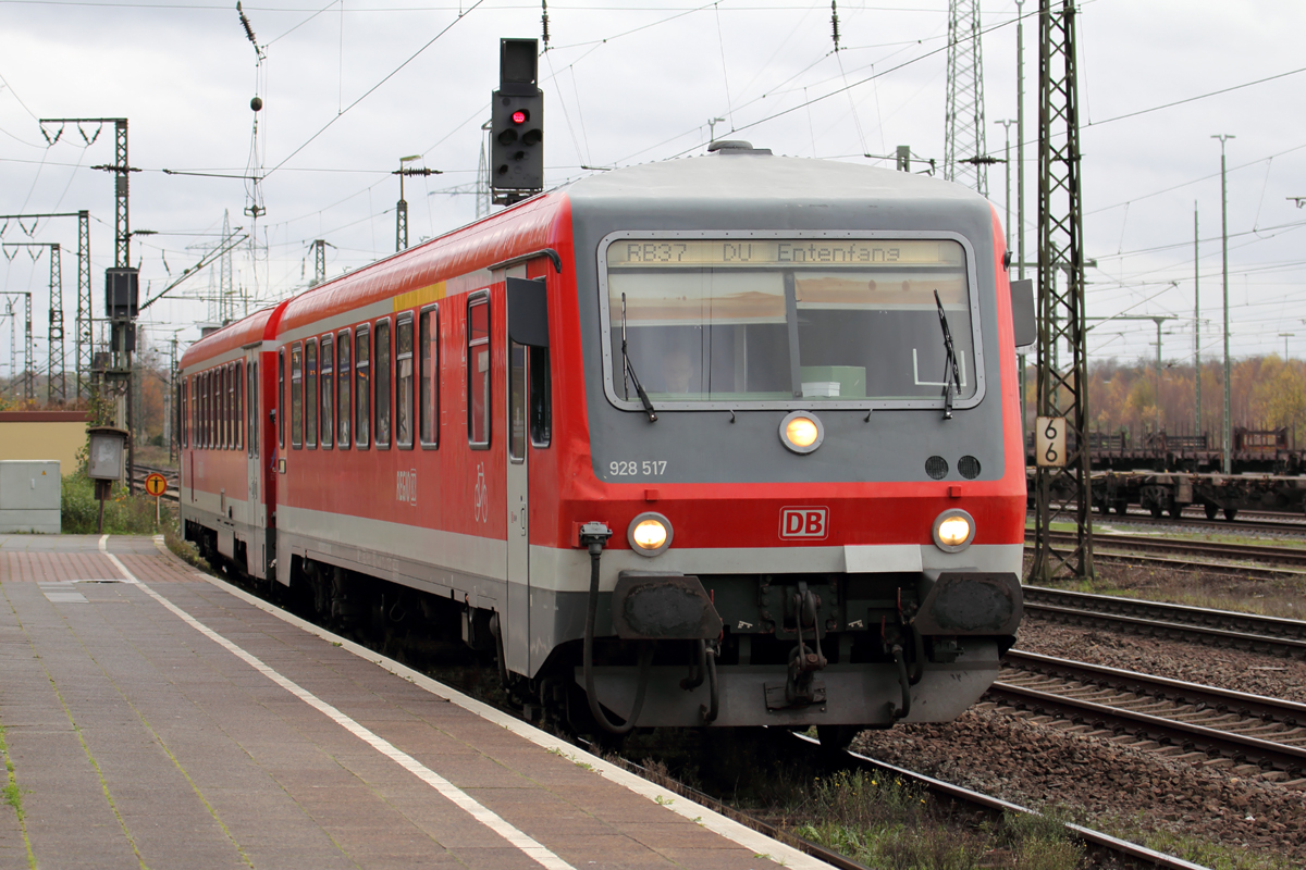 928 517 als RB 37 nach Duisburg Hbf. in Duisburg-Bissingheim 17.11.2015