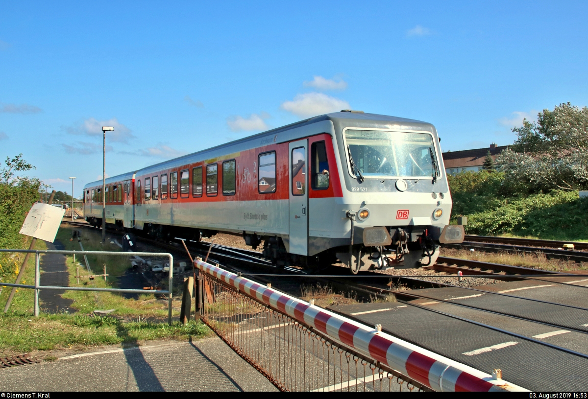 928 521-4  Archsum  der DB Fernverkehr AG rangiert im Bereich des Bahnhofs Westerland(Sylt), vorbei am gefühlt dauerhaft geschlossenen BÜ Königskamp.
[3.8.2019 | 16:53 Uhr]
