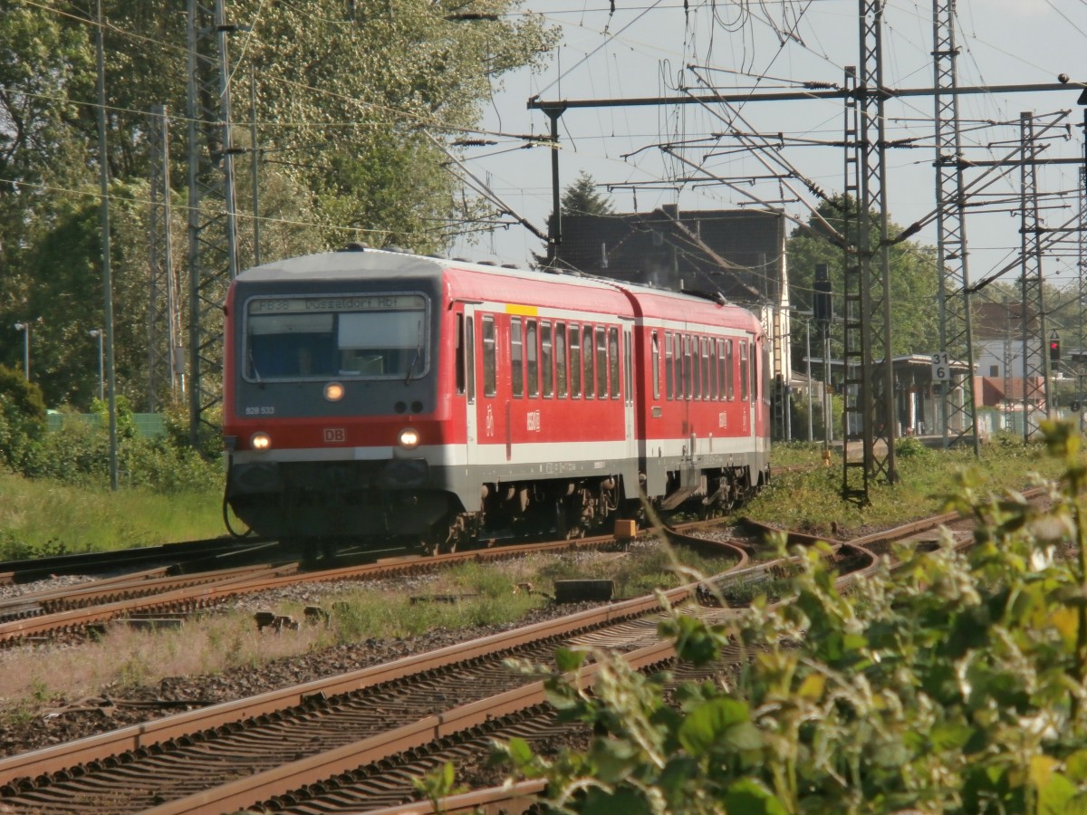 928 533 fürt hier den RB38 nach Düsseldorf HBF an und schlängelt sich die Weichen auf die Strecke nach Neuss.
Grevenbroich 09.05.2014