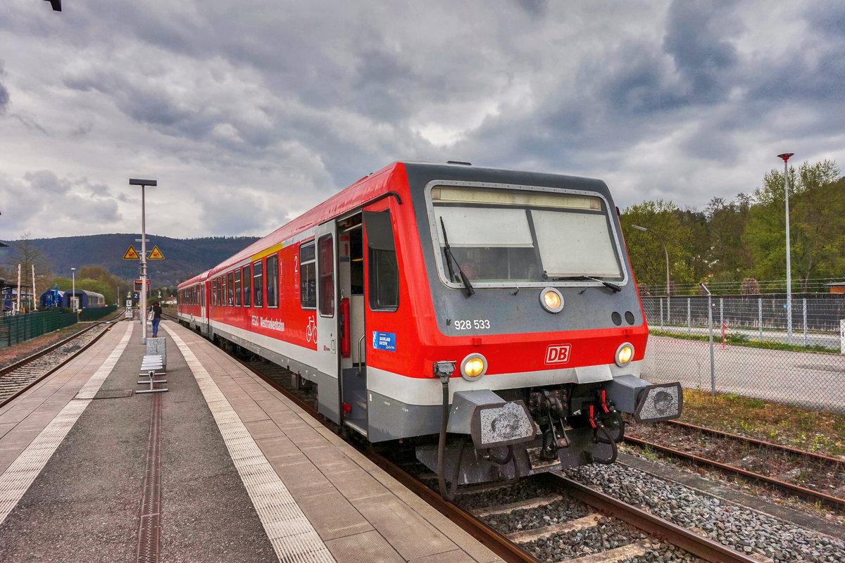 928 533 hält als RB 23625, auf der Fahrt von Miltenberg nach Buchen (Odenw), im Bahnhof Amorbach.
Aufgenommen am 13.4.2017.