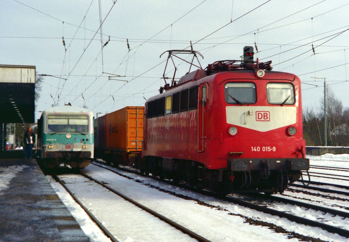 928 552 als RB 4943 (Buchholz–Soltau) und 140 015 mit TEC 42366 (Oderbr�cke–Bremerhaven) am 18.02.1999 in Buchholz (Nordheide)