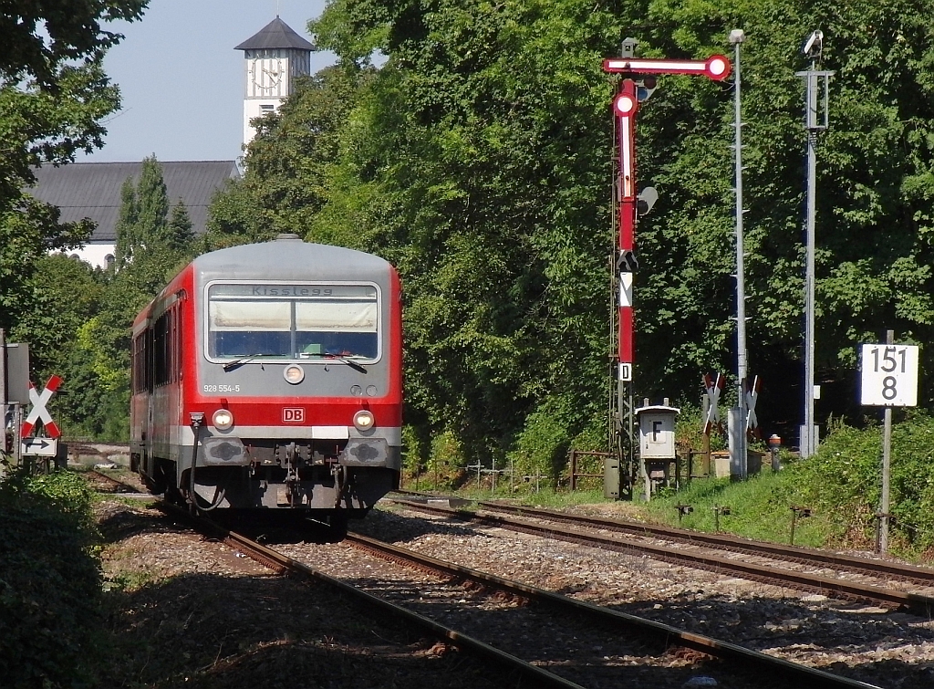 928 554-5 ist in Friedrichshafen als RB 22725 gestartet und wird in Krze Lindau erreichen. Entsprechend der schon umgestellten Zugzielanzeige wird dieser Triebwagen als RB 22865 ber Kilegg nach Aulendorf weiterfahren (Lindau-Aeschach, 17.08.2013).
