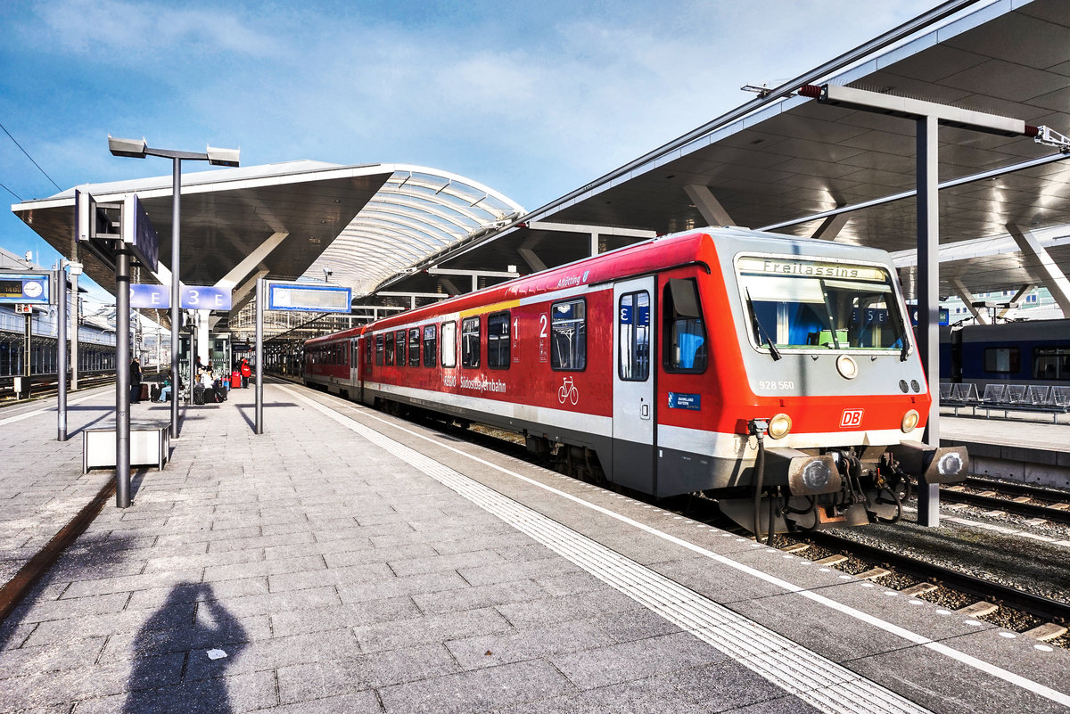 928 560-1 hält als REX 5868 (Braunau am Inn - Mattighofen - Salzburg Hbf - Freilassing), in Salzburg Hbf.
Aufgenommen am 27.12.2017.

Da die BR 5047 kein PZB 90 zur Weiterfahrt nach Freilassing besitzt, werden nun seit Fahrplanwechsel, alle REX auf der Mattigtalbahn, fast ausschließlich mit angemieteten 628er der DB Südostbaayernbahn gefahren.
