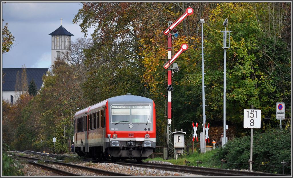 928 563 verlsst als Rb nach Friedrichshafen Stadt den Bahnhof von Lindau Hbf. (05.11.2013)