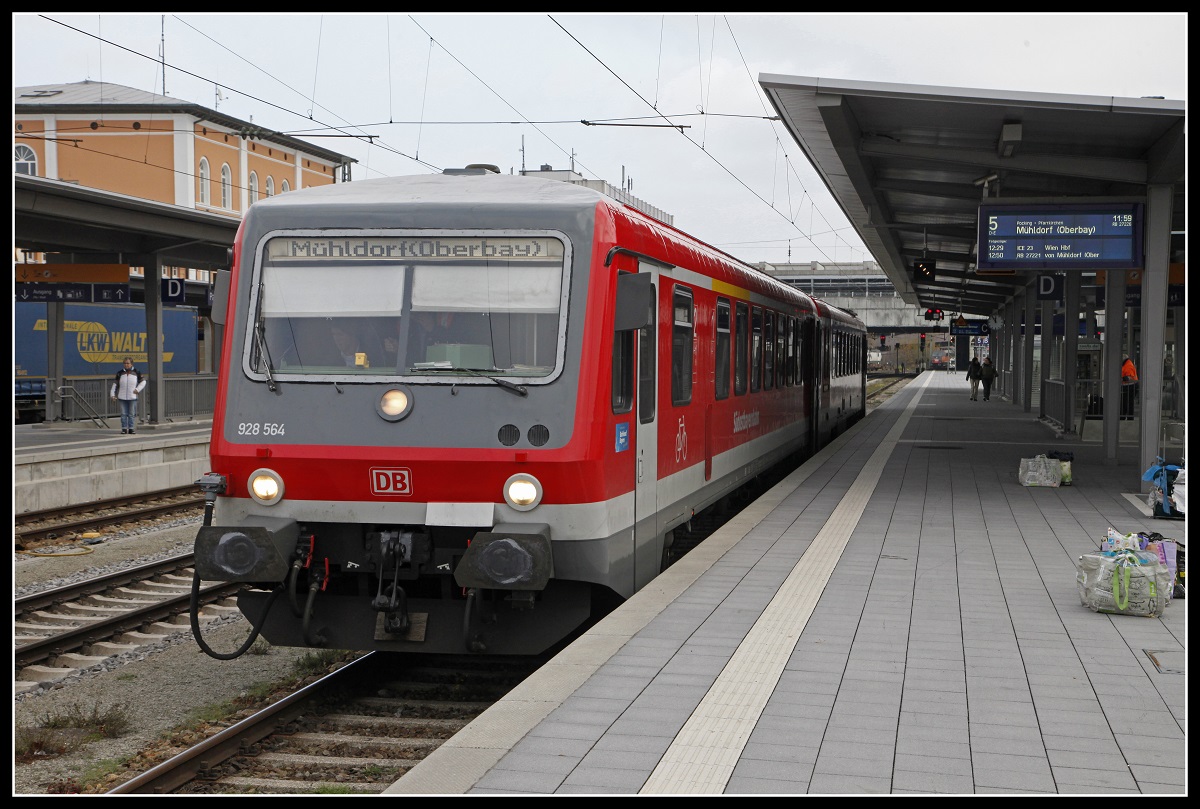 928 564 steht am 28.11.2018 in Pasau Hbf. am Bahnsteig 5.