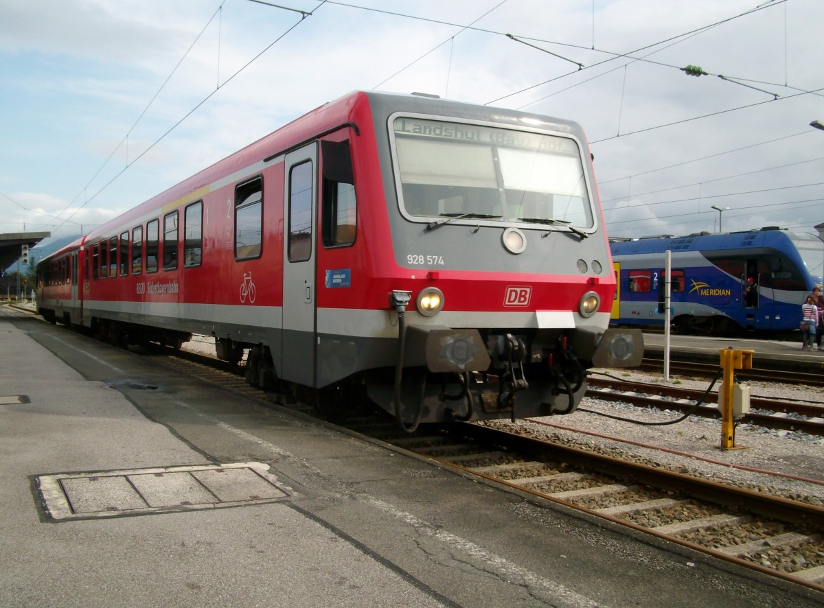928 574 als RB 27092 (Salzburg Hbf - Mühldorf (Oberbay) Hbf - Landshut (Bay) Hbf) am 3.9.2014 bei der Abfahrt in Freilassing.