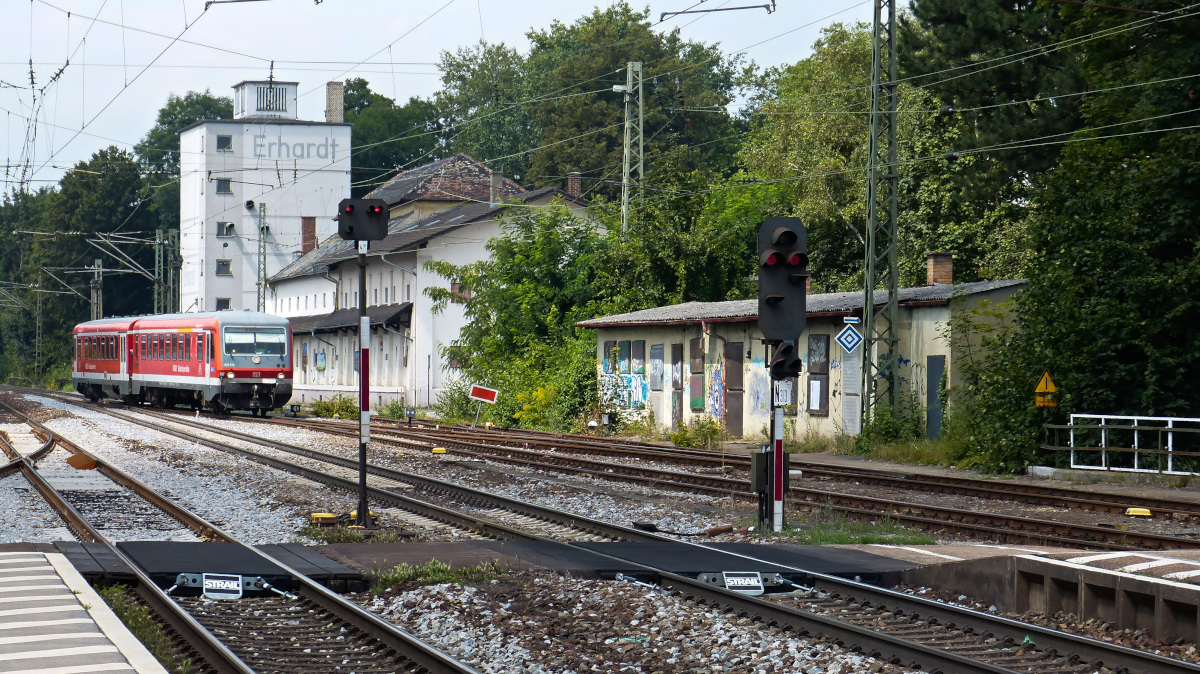 928 576 fährt von Norden in den Bahnhof Straubing ein. 06.08.2016