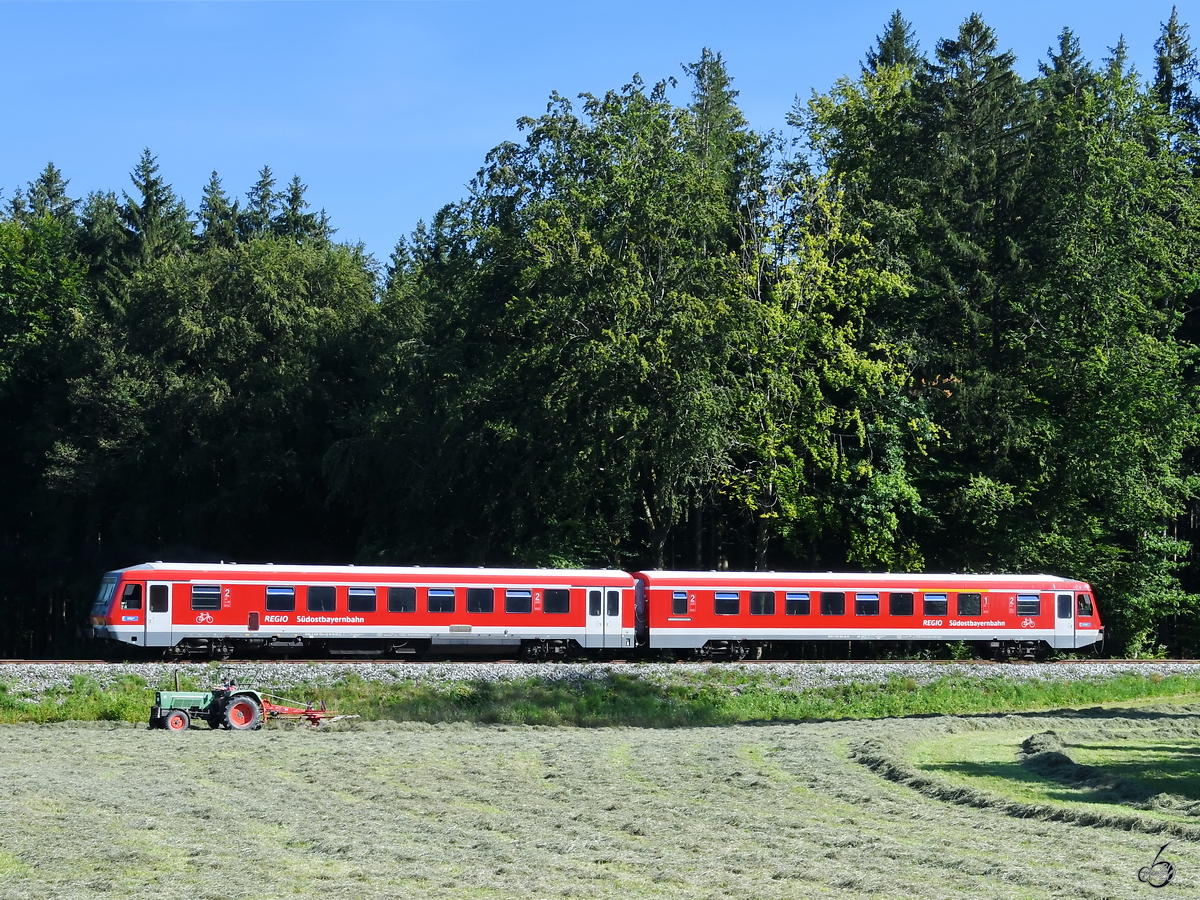 928 584-1 auf dem Weg nach Traunstein, so gesehen Anfang August 2020 bei Weibhausen.
