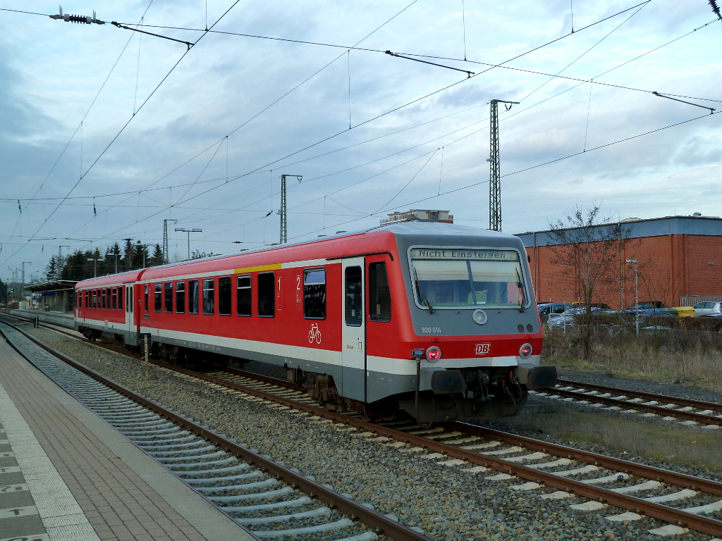 928 614 steht auf Gleis 3 am Lüneburger Bahnhof. Fotografiert von meinem Bruder Simon Rieß. 20.02.2014