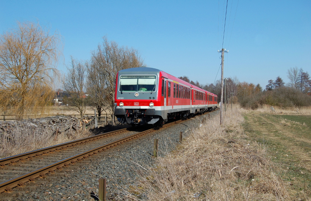928 623 + 628 xxx als RB 14949 Uelzen - Braunschweig Hbf, kurz vor dem Hp. Rtgesbttel am 24.03.2013