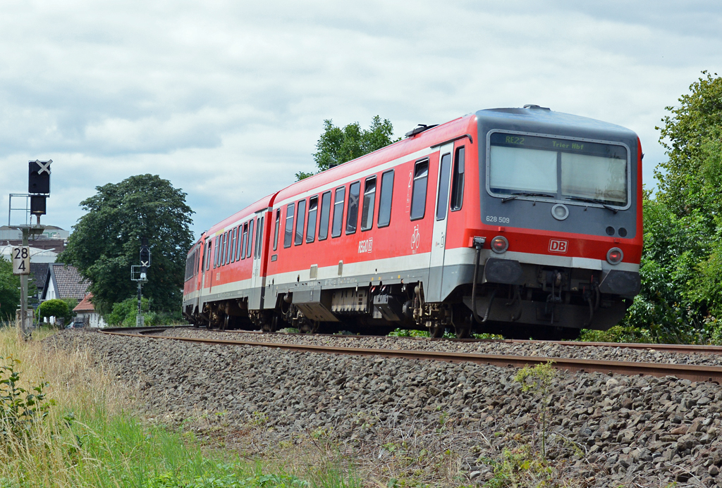 928 637 / 628 509 RE22 nach Trier kurz vor dem Bf Euskirchen - 15.07.2014