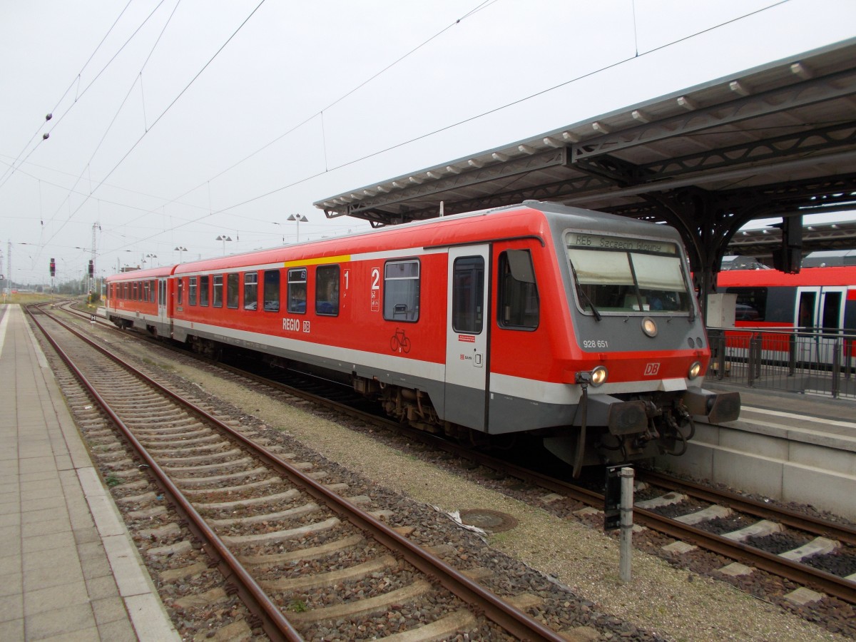 928 651 wartete,am 03.Oktober 2014,in Güstrow auf dem Gegenzug aus Szczecin Glowny.