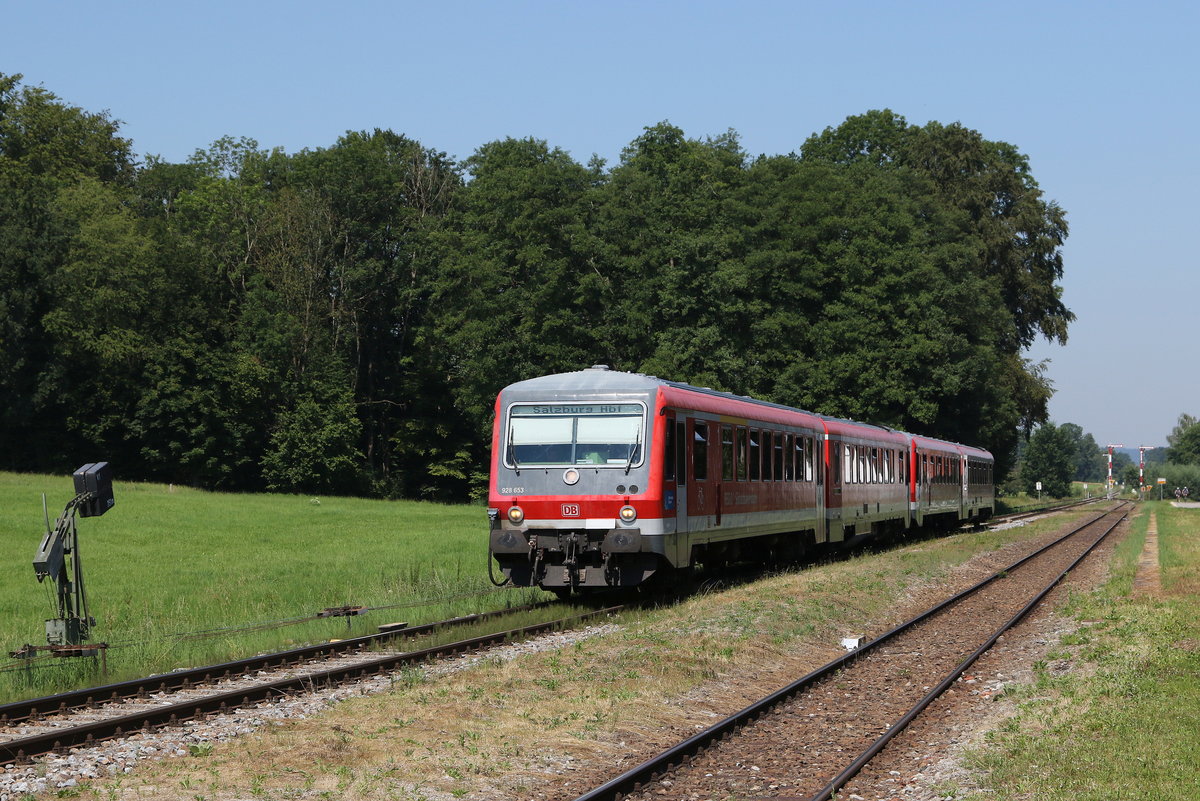 928 653 bei der Einfahrt in Kirchanschöring an der Strecke von Freilassing nach Garching an der Alz am 1. August 2020.