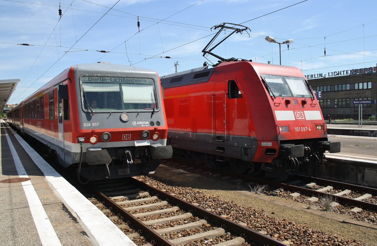 928 657-5 und 928 633-6 treffen am 28.5.2017 als RE66 (RE5809) von Szczecin Glowny in Berlin Lichtenberg auf 101 097-4 und 101 145-1 (Zugschluss) mit dem IC2425 von Ostseebad Binz nach Berlin Hauptbahnhof (tief).