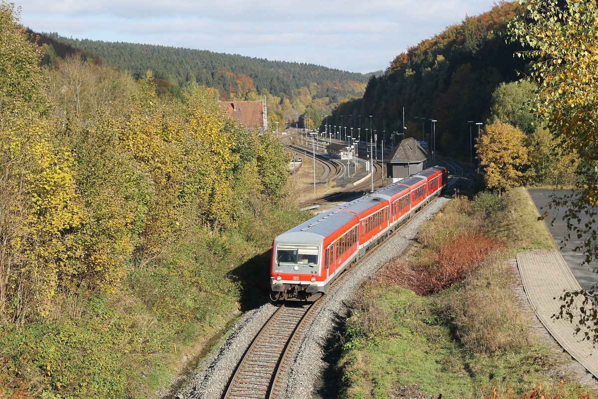 928 665-9 / 628 665-2 (Baujahr: 1995), 928/628 und 928 517-1 / 628 517-5 (Baujahr: 1994) mit RE 10711 Hagen Hauptbahnhof-Willingen in Brilon Wald 23-10-2015.