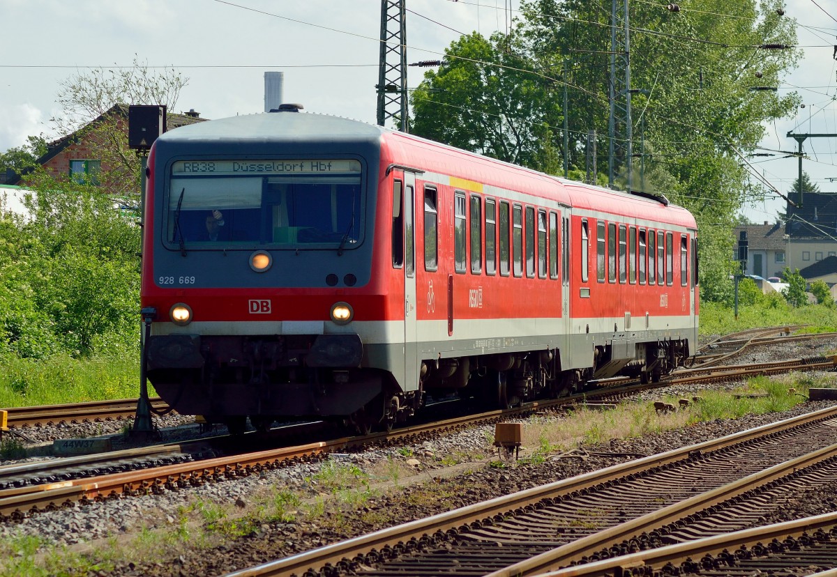 928 668 fährt als RB 38 von Grevenbroich nach Düsseldorf aus. 9.5.2014