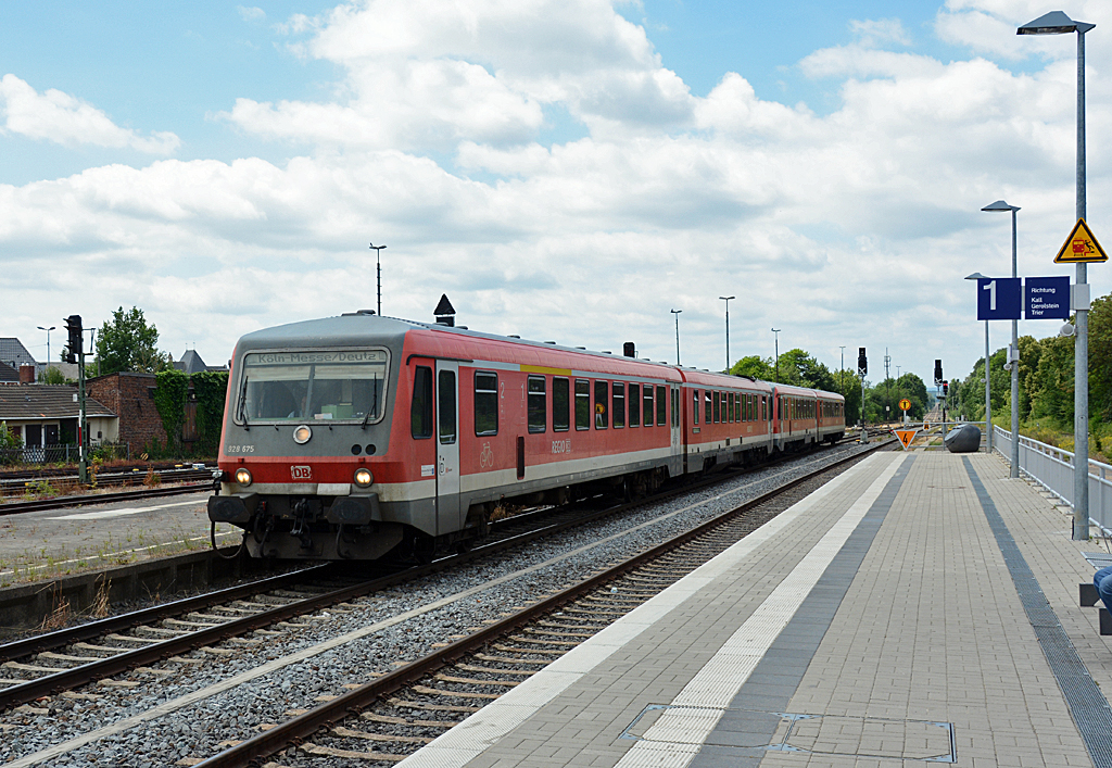 928 675 nach Köln-Deutz bei der Einfahrt in den Bf Euskirchen - 21.06.2014