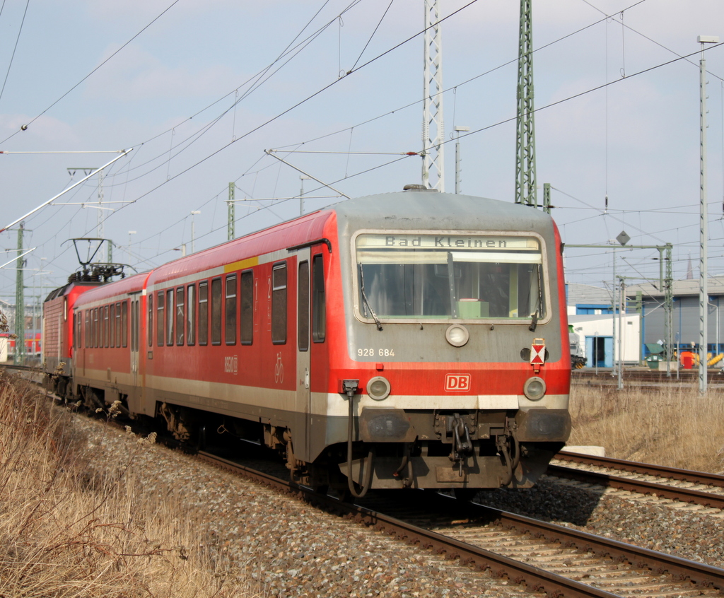 928 684-9 wurde am 02.03.2014 von 143 254-1 nach Rostock Hbf berfhrt. 