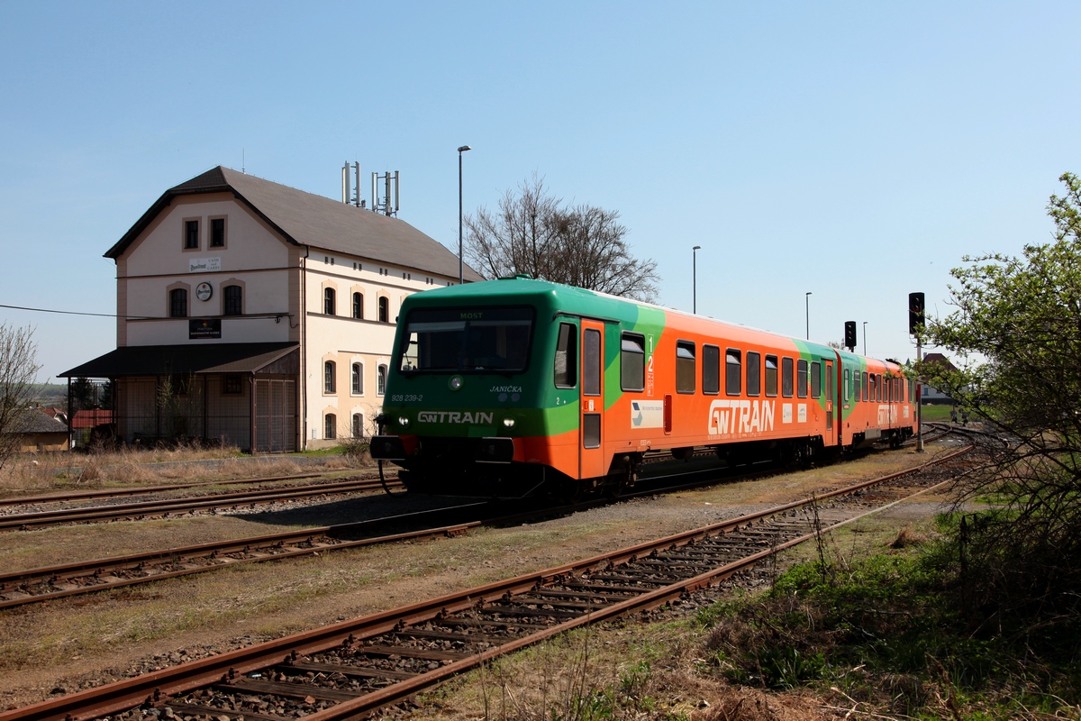 928/628 239 von GWTR, am 19.04.2019, bei Einfahrt in den Bf Žihle als R1088 (Plzeň hl.n. - Most) 