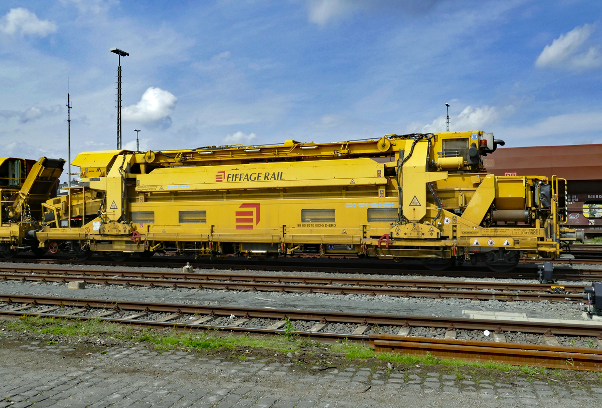 9310 003-5 Teil eines Gleisbauzugs der Eiffage Rail in Euskirchen - 16.08.2017