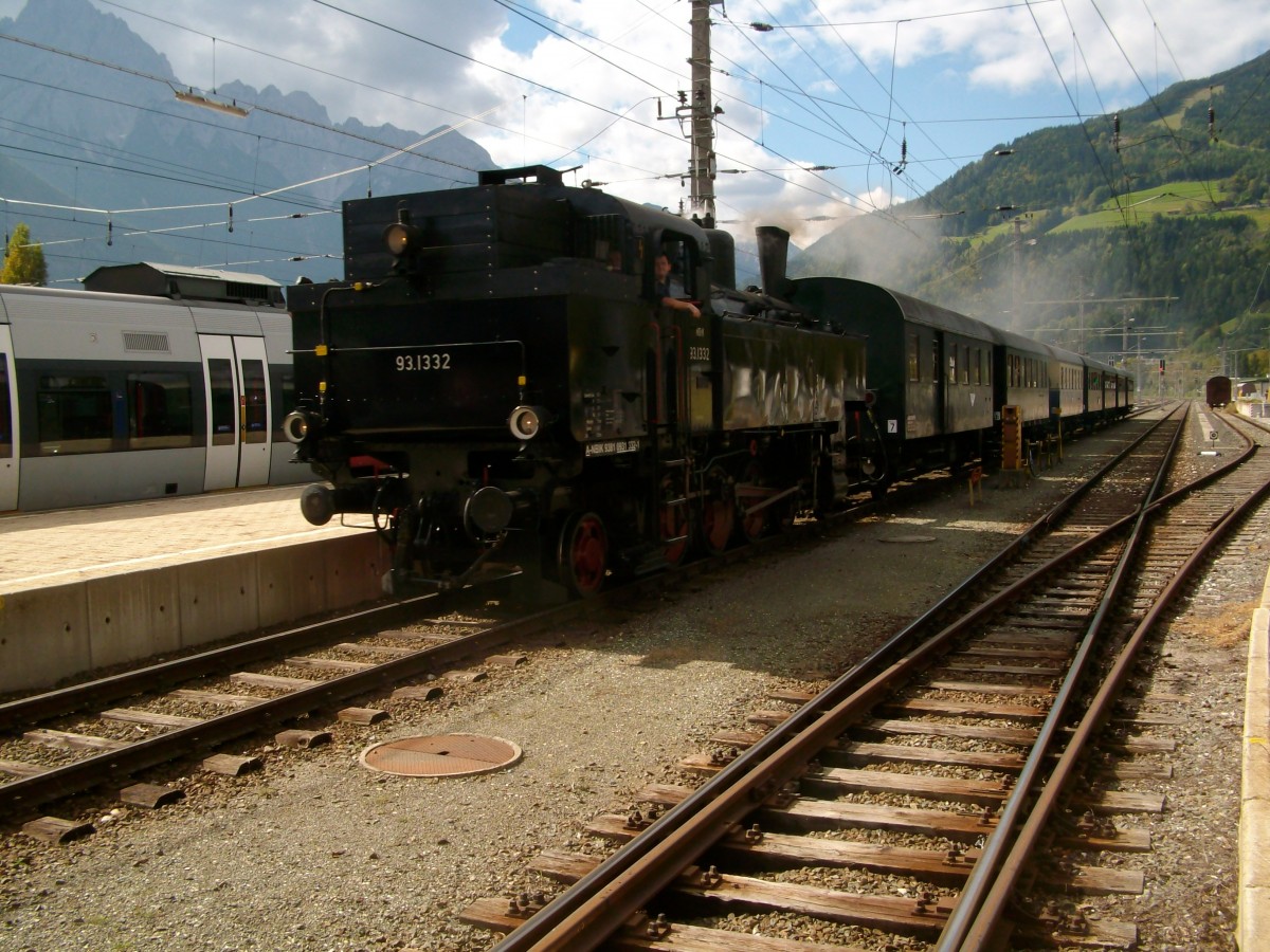 93.1332 mit einem Sonderzug aus Thal am 21.9.2014 bei der Einfahrt in den Bahnhof Lienz.